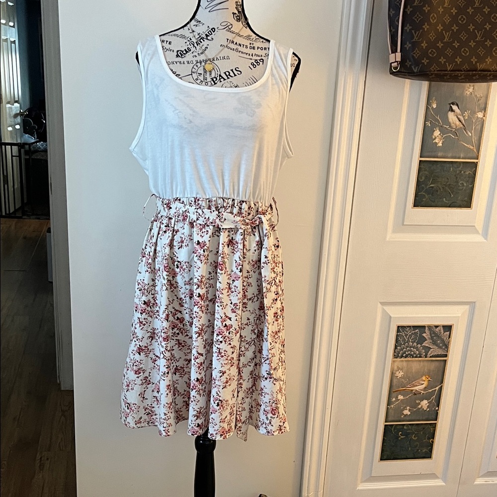 😃Source Unknown White and Red Floral A-Line Skirt